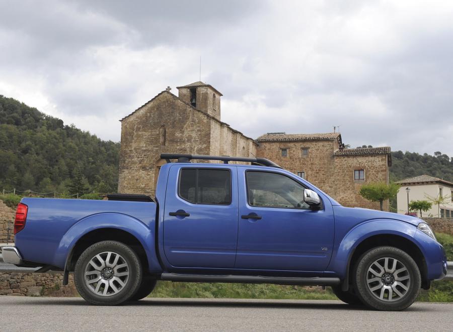  Nissan Navara Double Cab 2010 года  (фото 9 из 12)
